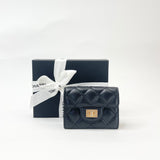 CHANEL 2.55 REISSUE BLK LEA W GHW FLAP CARD CASE/ WALLET