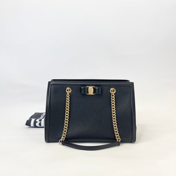 FERRAGAMO VARA BOW CHAIN STRAP & BLK PEBBLED LEA SHOULDER BAG