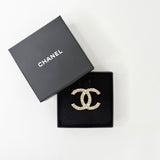 CHANEL CC FAUX PEARL & LT GOLD STRASS BROOCH