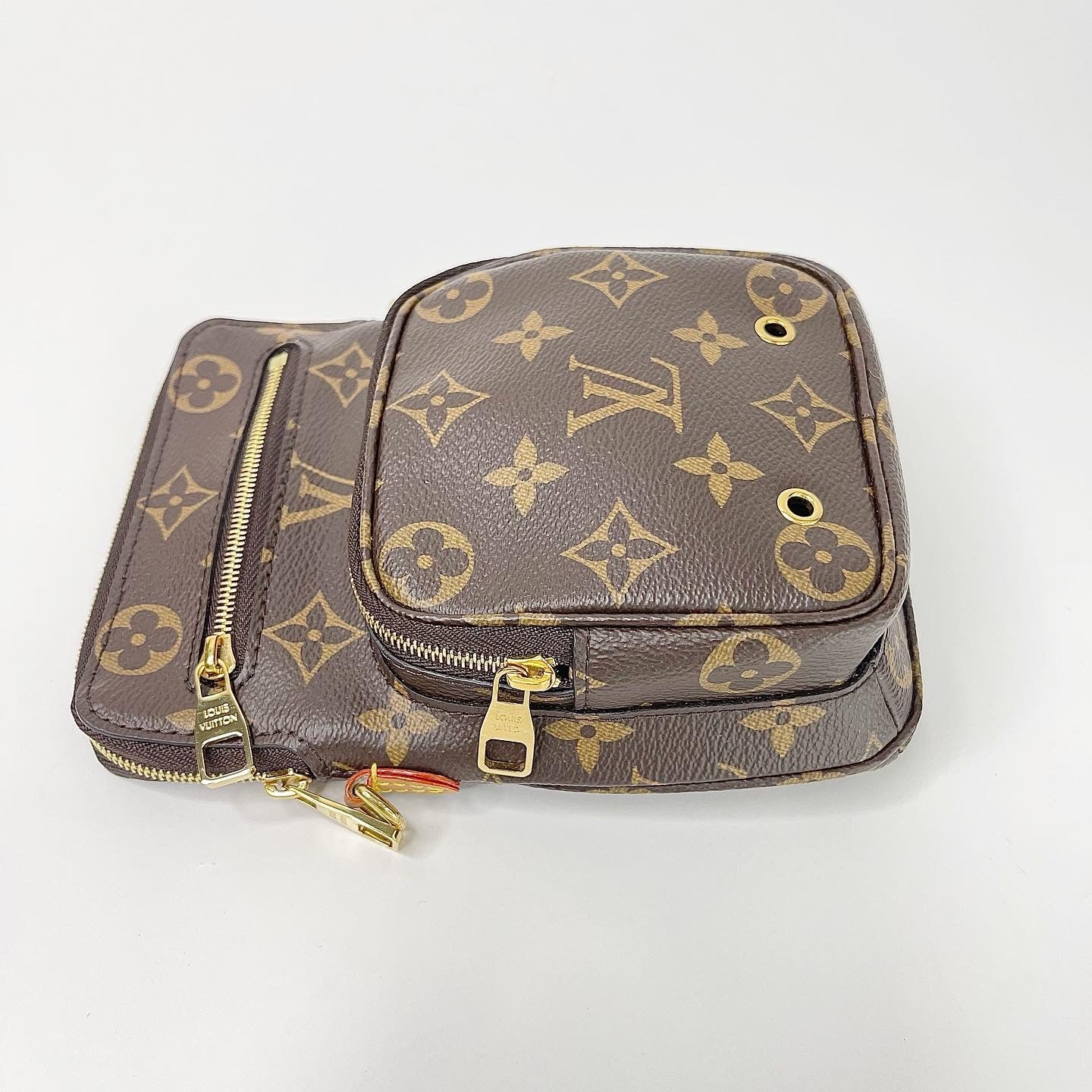 Louis Vuitton ユーティリティ フォンポケット モノグラム Louis Vuitton Utility Phone Sleeve Monogram in Coated Canvas with