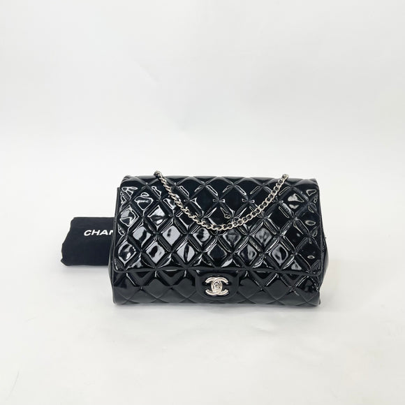 CHANEL CLASSIC FLAP CLUTCH W CHAIN IN BLK PAT LEA & SHW