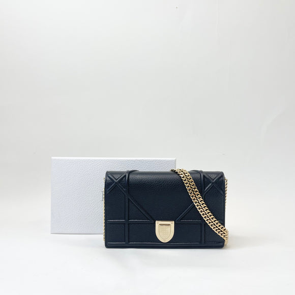 CHRISTIAN DIOR DIORAMA BLK CLFSKN LEA & GHW WALLET ON CHAIN