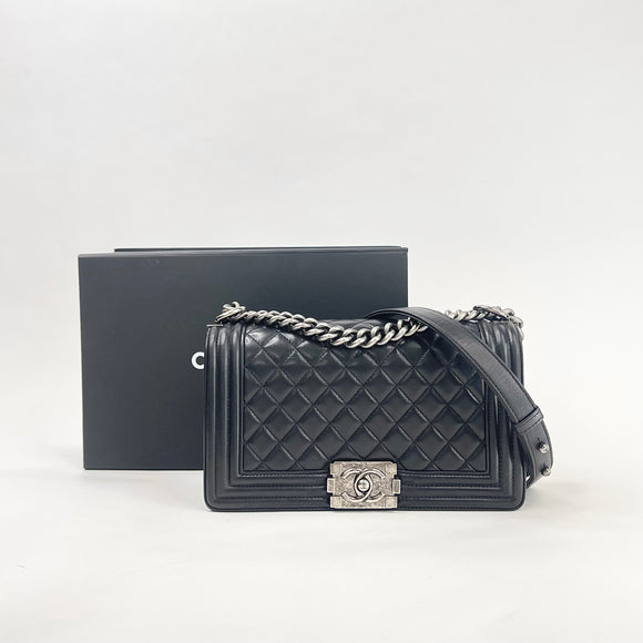 CHANEL MEDIUM BOY BAG IN BLK LMBSKN LEATHER & RUTHENIUM HW