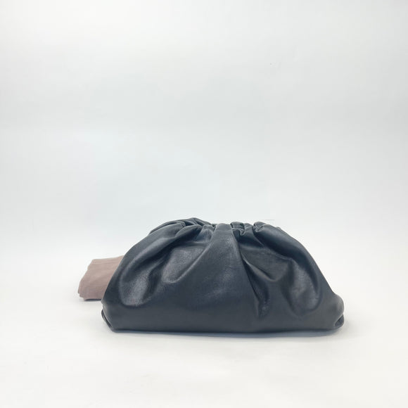 BOTTEGA VENETA THE POUCH IN BLK LMSKN LEA