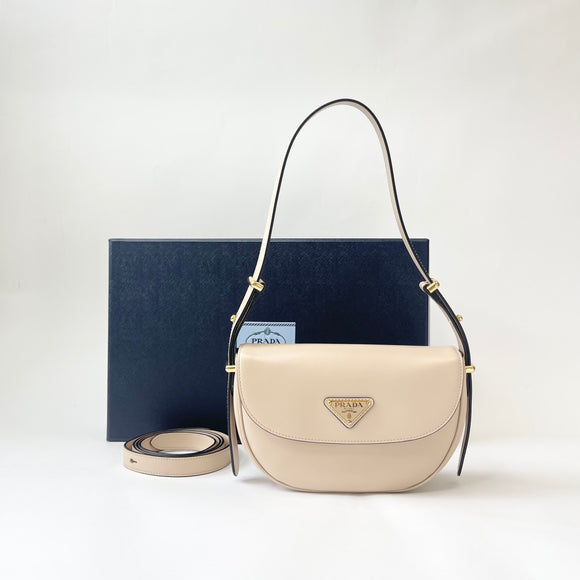 PRADA ARQUE FLAP BAG IN TAVERTINO ( CRM ) NAPPA

LEA & GHW 