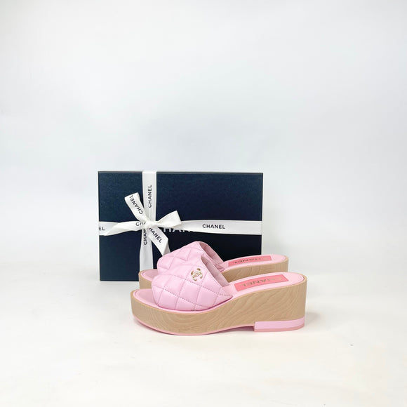 CHANEL PINK QUILTED LEA & WOOD SLIDES SZ 38