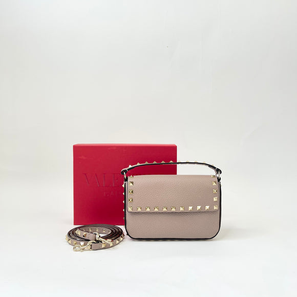 VALENTINO ROCKSTUD POUDRE PEBBLED LEATHER TOP HANDLE MINI CROSSBODY