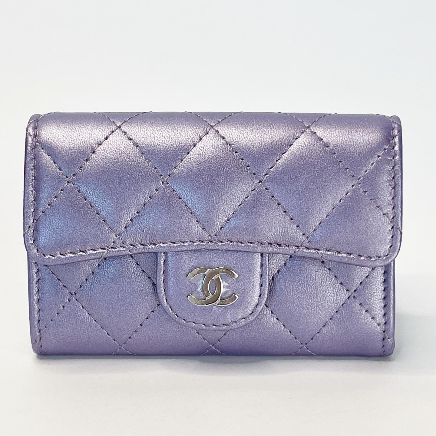 CHANEL CLASSIC FLAP CARD HOLDER IN IRRIDESCENT VIOLET CALFSKIN LEA
